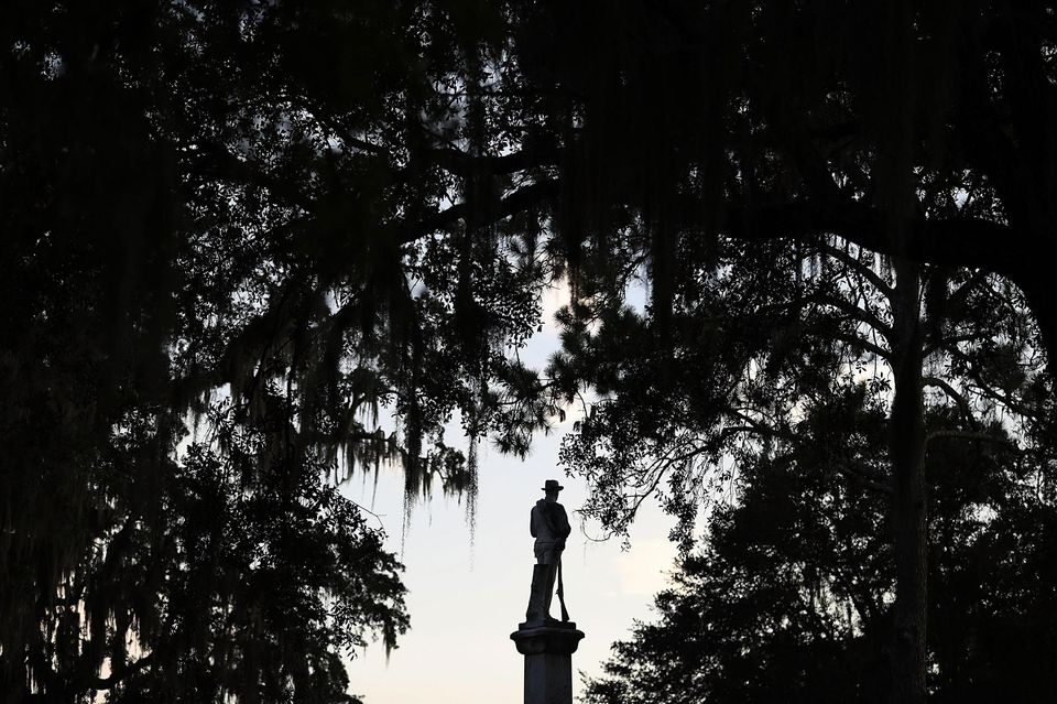 Article : Intrigué, je me suis levé pour regarder par la fenêtre, j’aperçus alors…